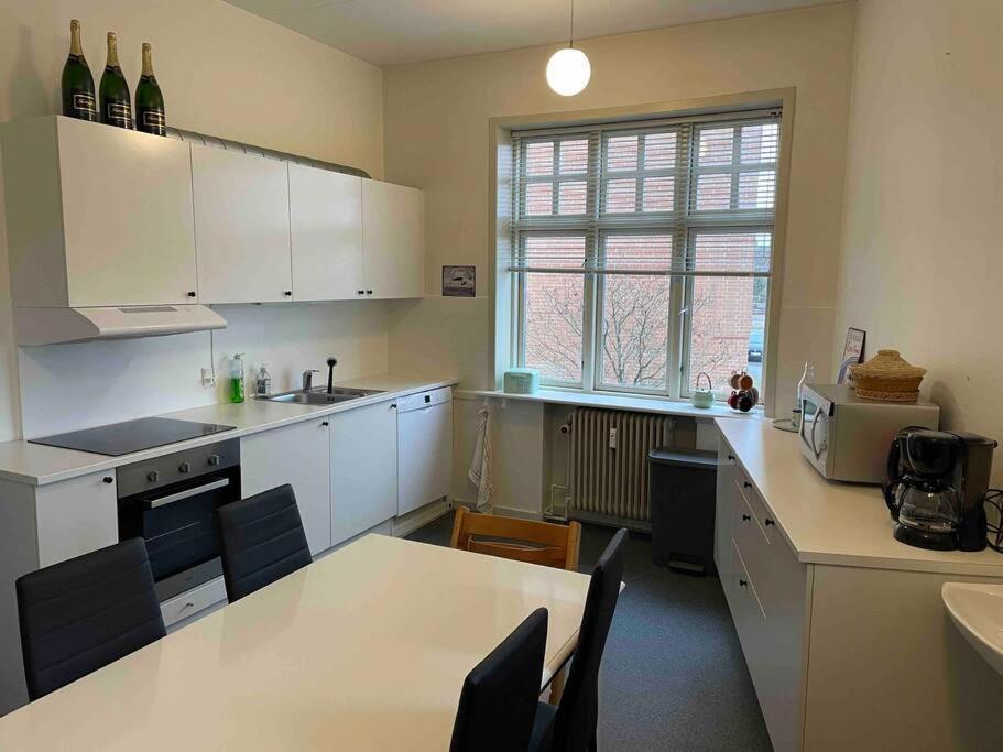 Cozy 4-Bedroom Apartment Aalborg Eksteriør billede